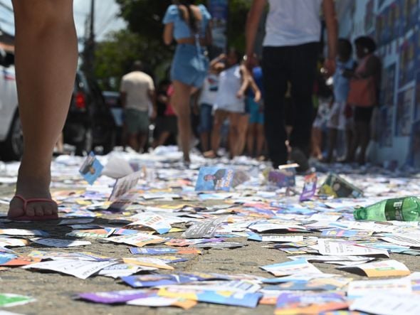 Imagem - Santinhos invadem as ruas de Salvador e dividem a opinião dos eleitores