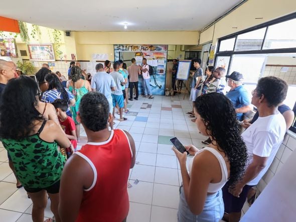 Imagem - Engarrafamento, fila e novos eleitores marcam o domingo no maior local de votação da Bahia