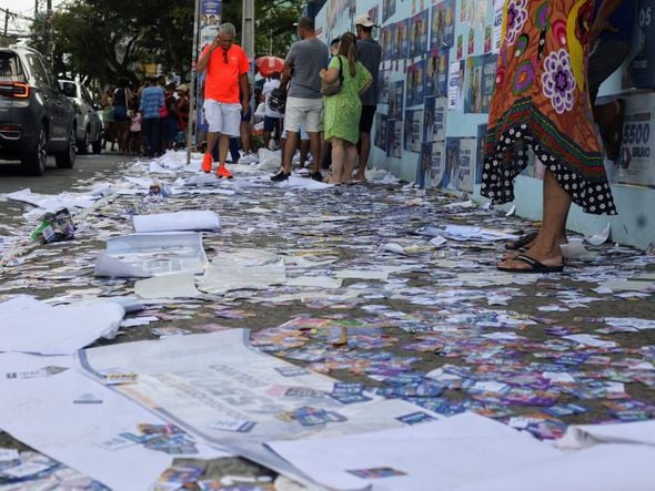 Imagem - Ruas de Salvador amanhecem cheias de 'santinhos' de candidatos