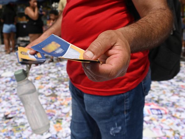 Imagem - Da resenha à humilhação: As rotinas de quem trabalha como boca de urna no dia das eleições