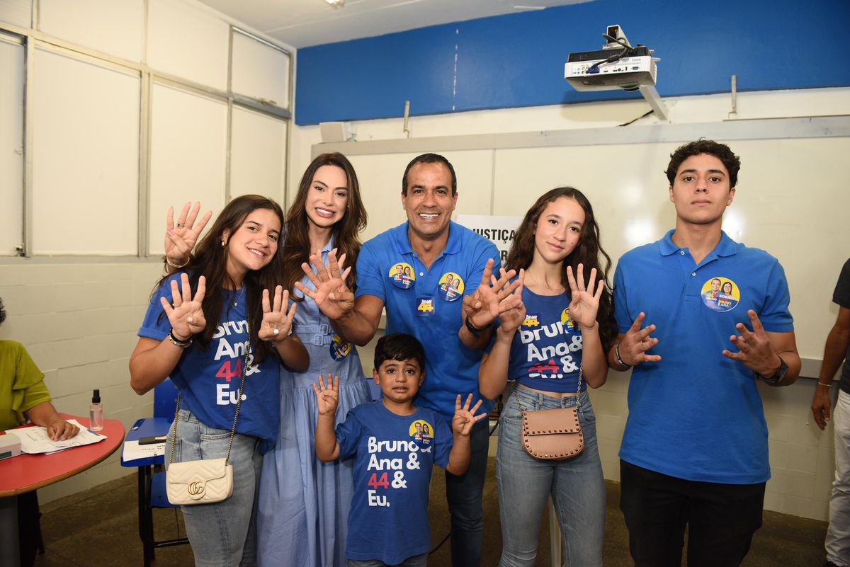 Bruno Reis fala à imprensa na chegada ao local de votação, no Itaigara