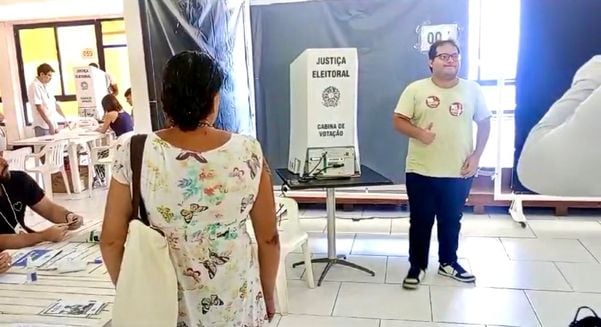 Candidato Victor Marinho votou na manhã deste domingo