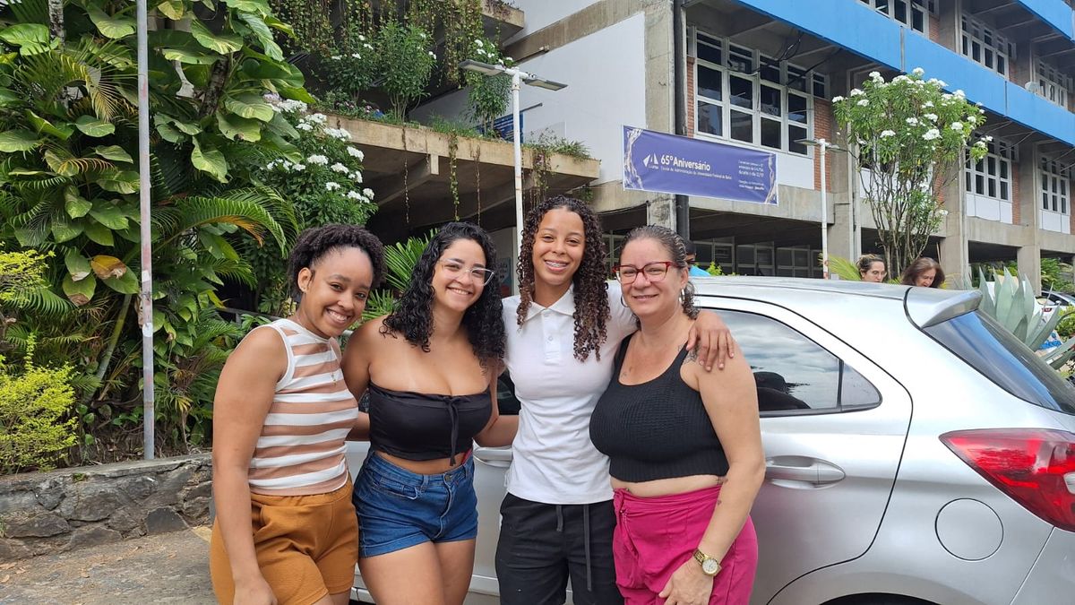 Cristiane e Kauane, além da sobrinha e uma amiga, votaram na Ufba