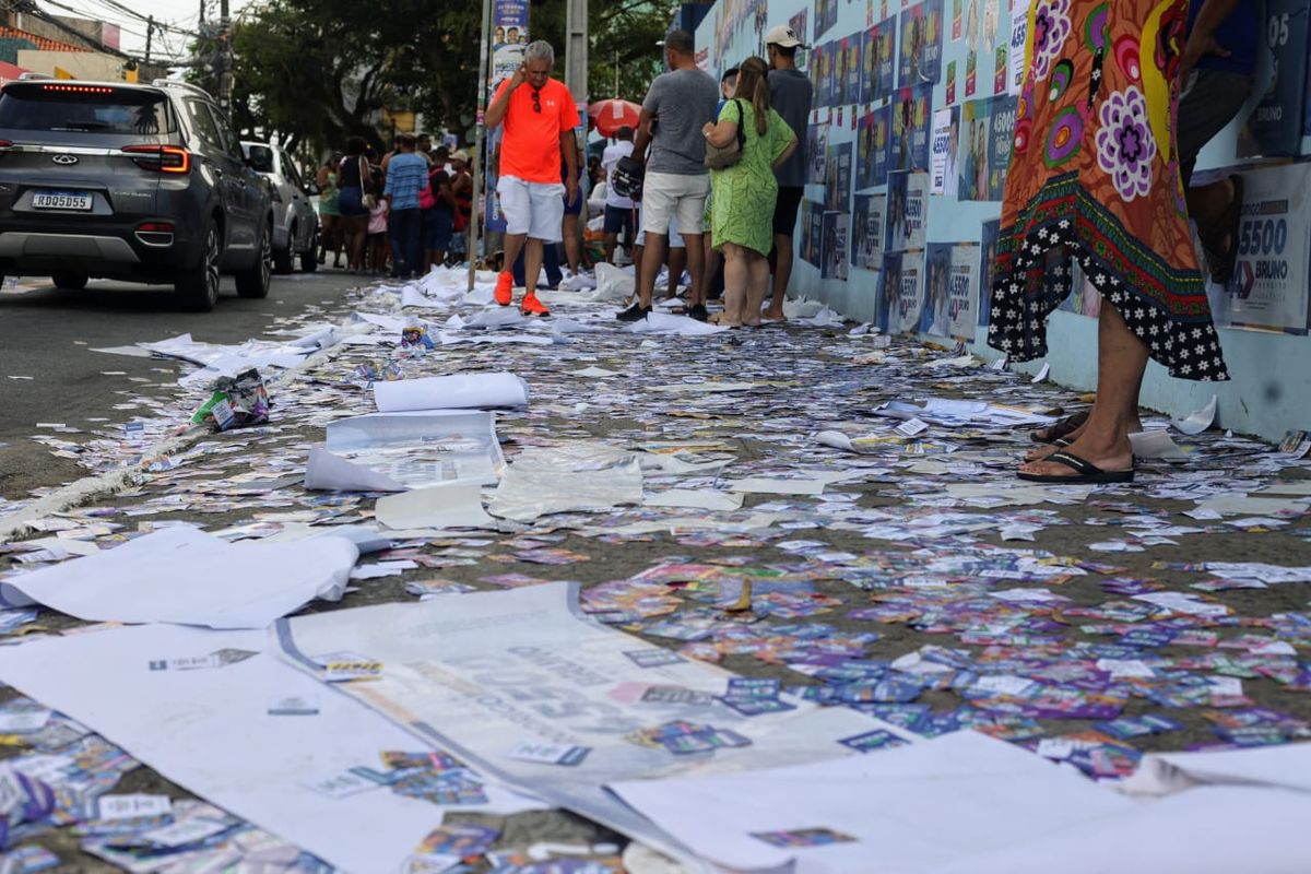 Derramamento de santinhos próximo a colégio eleitoral em Salvador