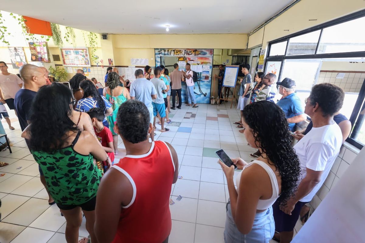 Filas grandes no Colégio Rotary, em Itapuã