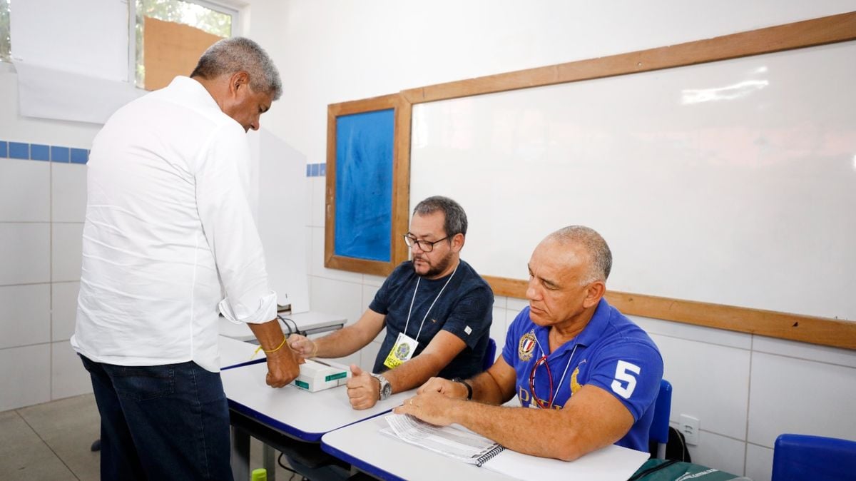 Governador Jerônimo Rodrigues vota em Salvador