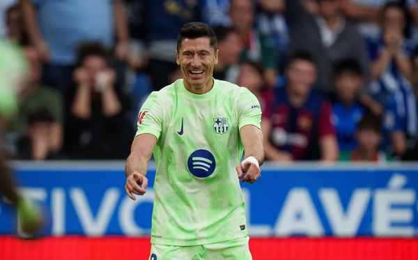 Lewandowski comemora após marcar sobre o Alavés