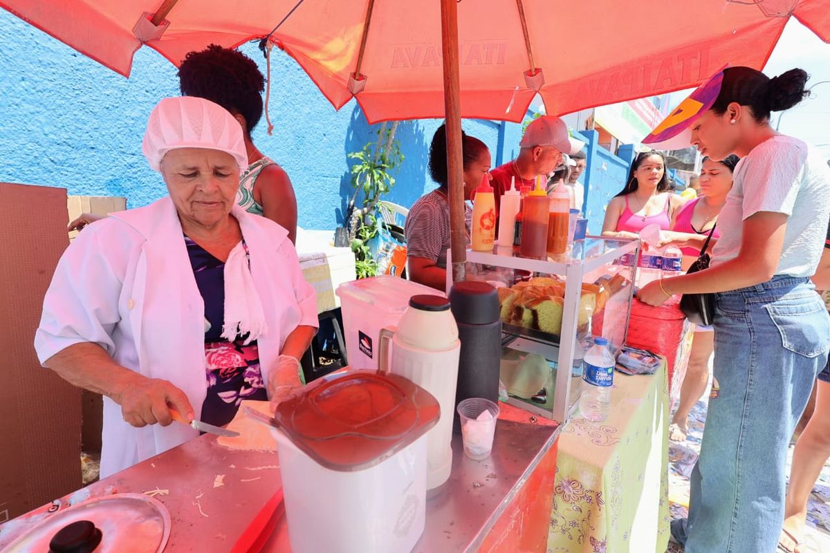 Lindaura aproveita o dia de eleição para vender lanche na porta do Colégio Rotary