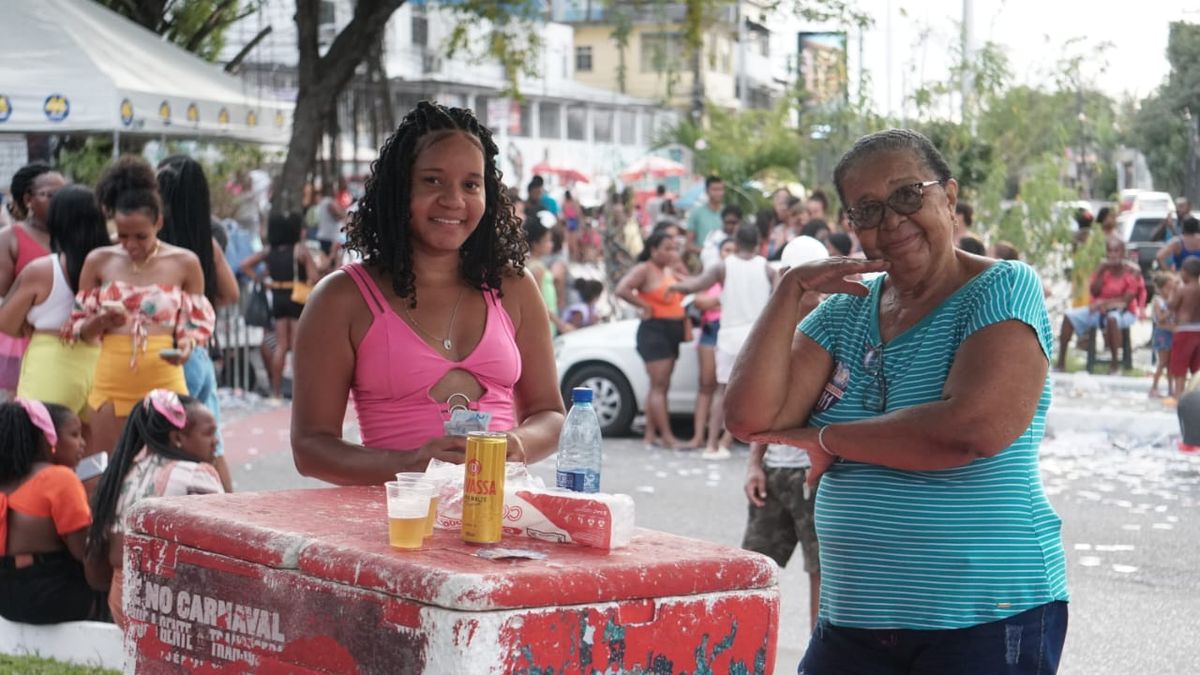 Maria de Lourdes, 73 anos, aproveitou a ocasião para ajudar a neta nas vendas de bebidas 