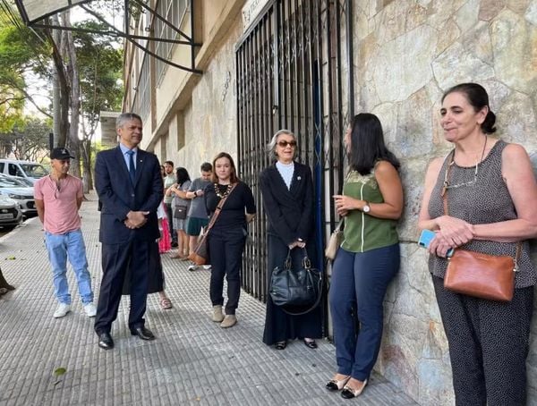 Ministra Carmén Lúcia esperou na fila antes de votar em Belo Horizonte