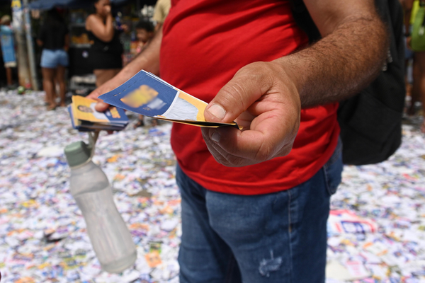 Nas proximidades dos locais de votação em Salvador, foi comum ver pessoas trabalhando com boca de urna para candidatos