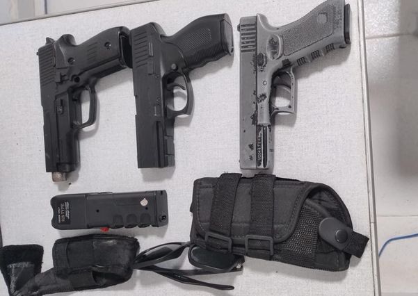 Réplicas de pistolas apreendidas na ação