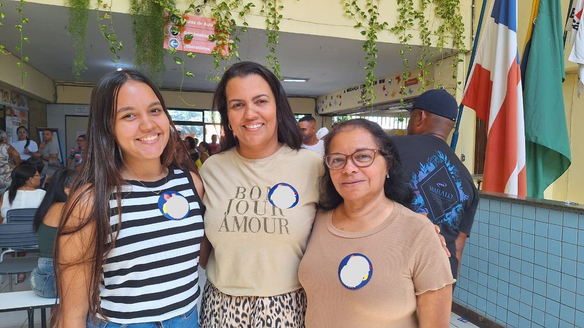 Sabrina ao lado da mãe e da avó