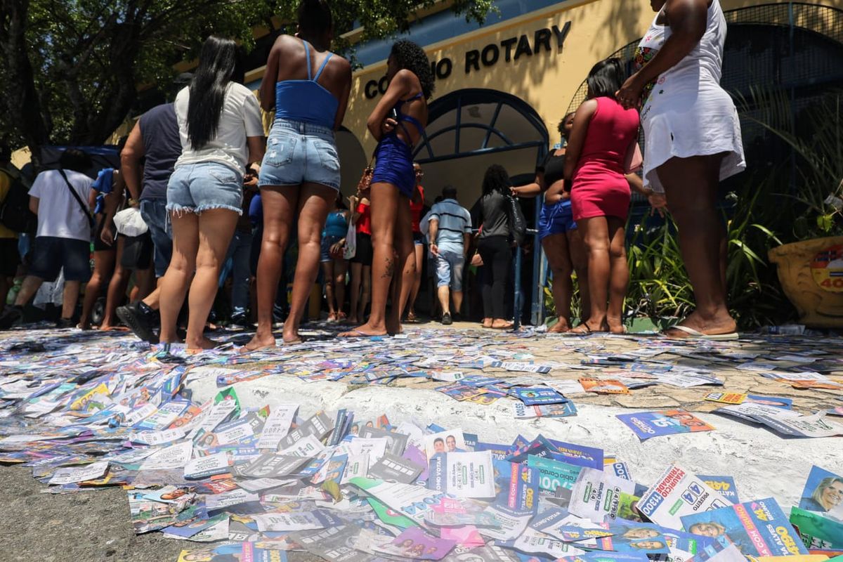 Santinhos espalhados na entrada do Colégio Rotary, em Itapuã