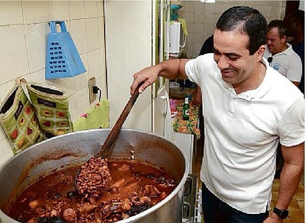 Bruno Reis, ao inaugurar restaurantes populares, gosta de fazer uma boquinha