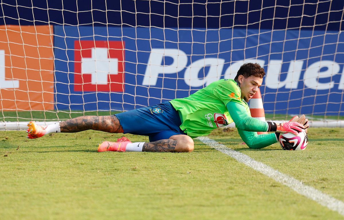 Ederson durante treino da sele