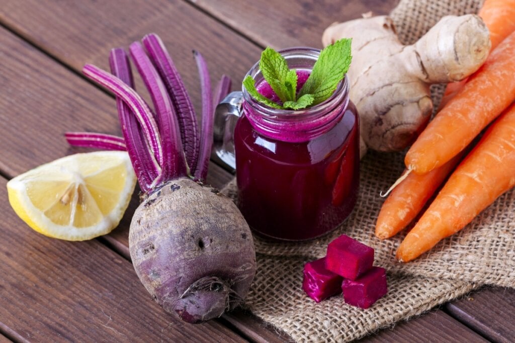 [Edicase]Suco de beterraba, cenoura, gengibre e limão (Imagem: xamnesiacx84 | Shutterstock) por Imagem: xamnesiacx84 | Shutterstock