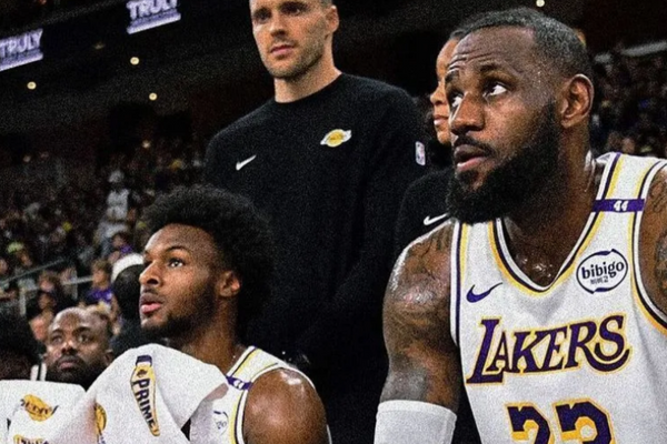 LeBron James e filho jogam juntos pela 1ª vez