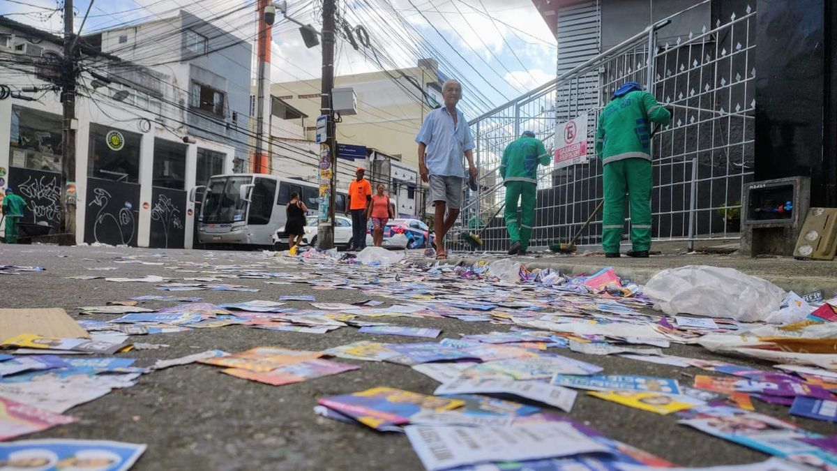 Pontos de Salvador amanheceram cheios de sujeira