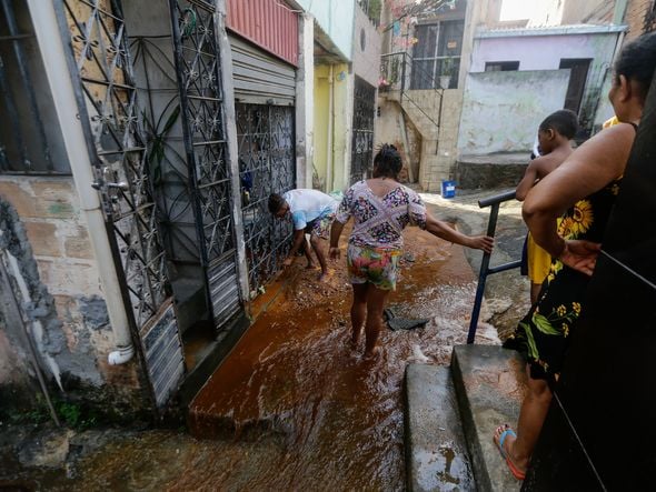 Imagem - Vazamento alaga escadaria e deixa moradores sem água na San Martin