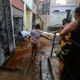 Imagem - Vazamento alaga escadaria e deixa moradores sem água na San Martin