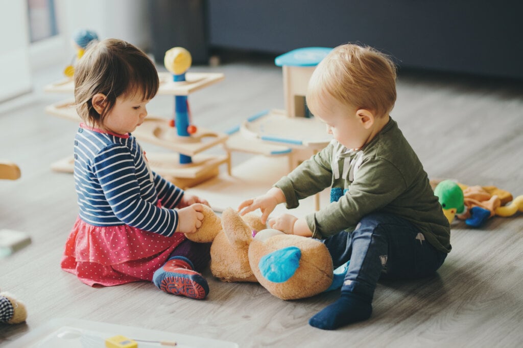É importante que os brinquedos estimulem a linguagem de crianças de 1 a 2 anos (Imagem: veryulissa | Shutterstock)