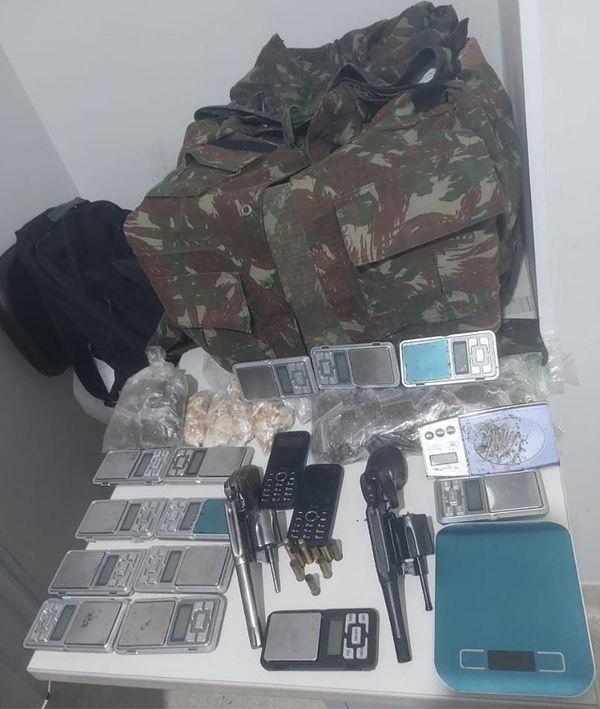 Polícia apreendeu roupas camufladas, balanças e armas