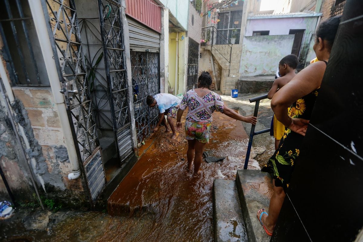 Vazamento de água alaga casas 