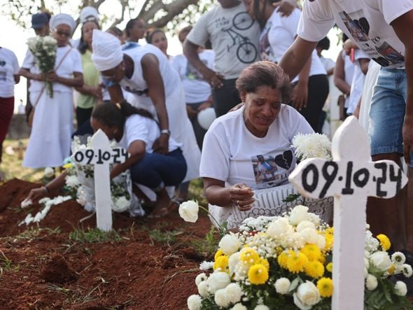 Imagem - Mãe passa mal e irmãos choram morte de músicos do Malê Debalê: 'Só ficaram nós três'