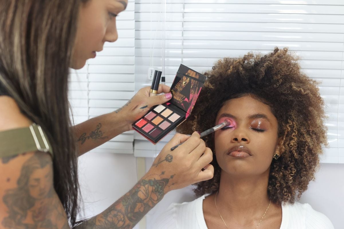 Assinadas pela Avon, time de beleza do Afro Fashion Day define as makes do desfile