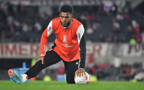 Borja em aquecimento antes de jogo do River Plate contra Deportivo Táchira