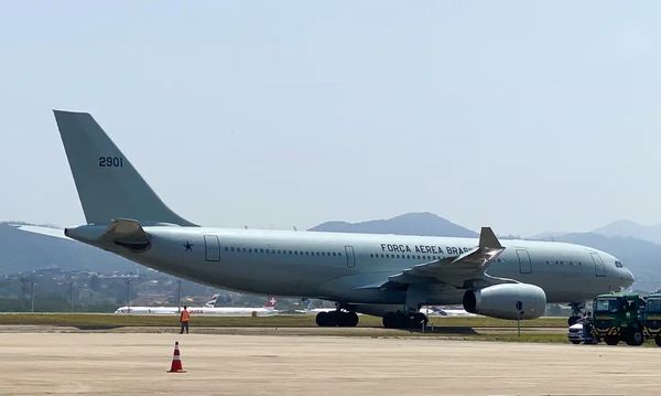 Brasileiros que estavam no Líbano, desembarcam do avião KC-30 da FAB,na Base Aérea de São Paulo  na Operação “Raizes do Cedro” em Guarulhos