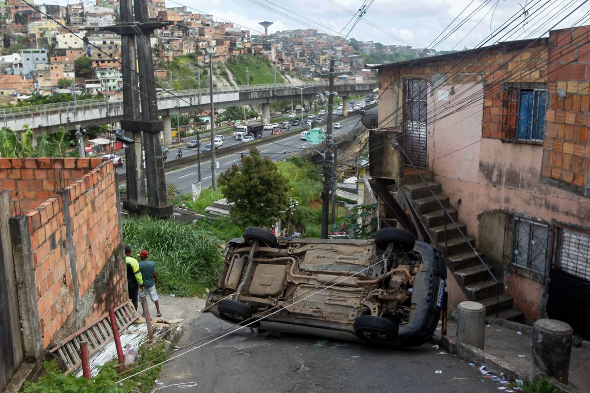 Carro com material de construção tomba em São Gonçalo do Retiro