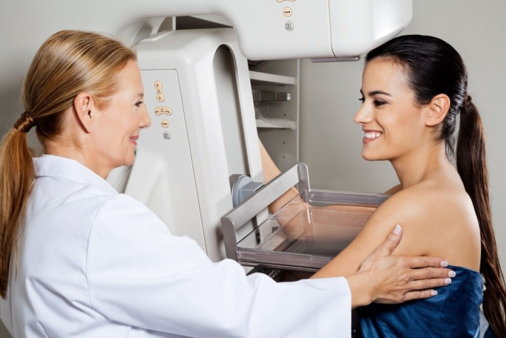 A mamografia é o exame mais recomendado para a detecção precoce do câncer de mama (Imagem: Tyler Olson | Shutterstock) por Imagem: Tyler Olson | Shutterstock