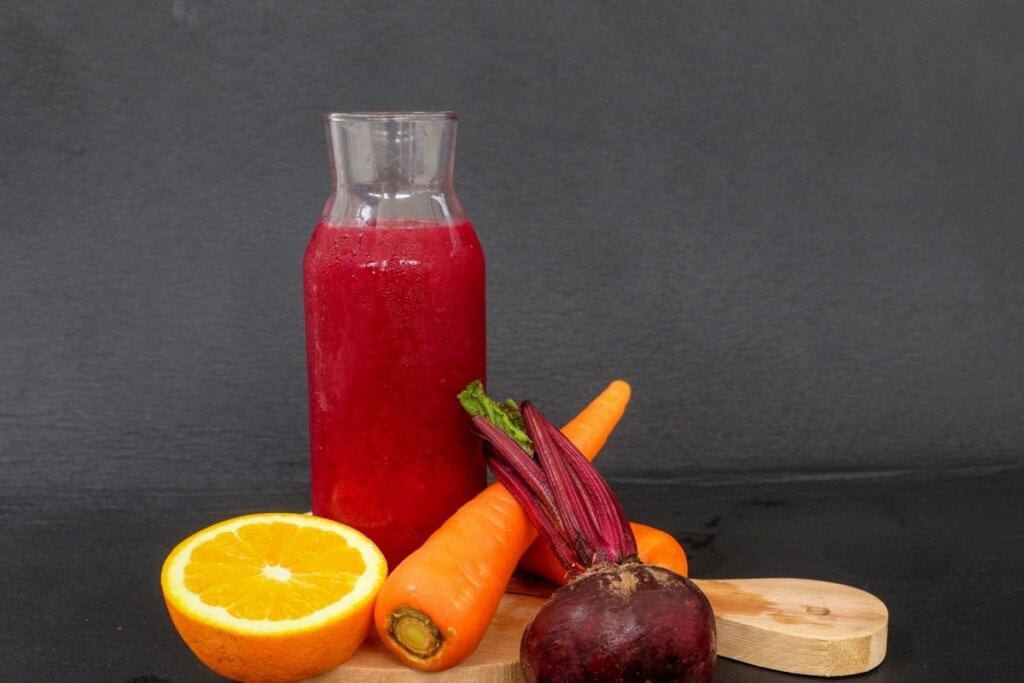 [Edicase]Suco de beterraba com cenoura e laranja (Imagem: Kristina Ismulyani | Shutterstock) por Imagem: Kristina Ismulyani | Shutterstock