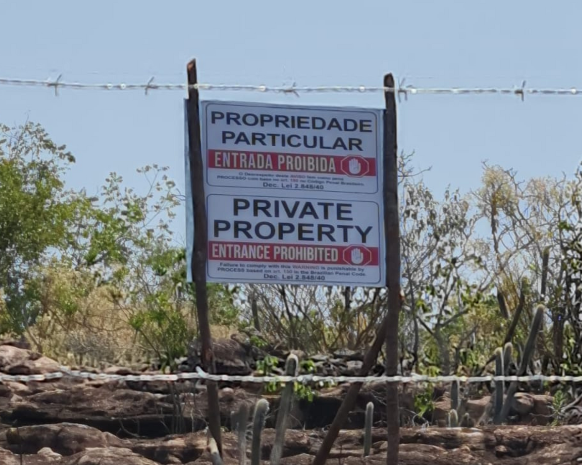 Cercamento em limite de área federal