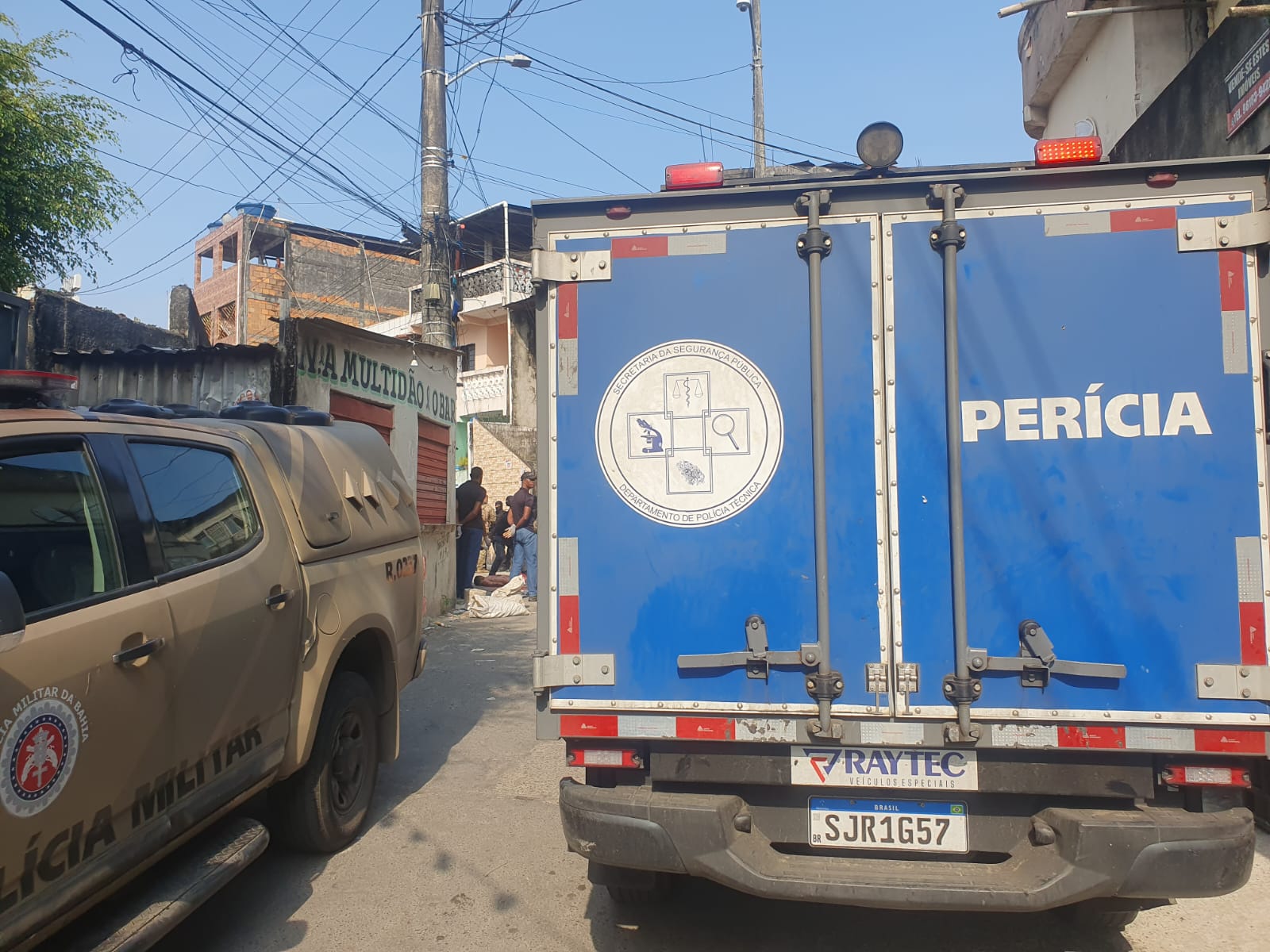 Polícia técnica faz perícia após morte de jovem em Fazenda Coutos por Wendel de Novais/CORREIO