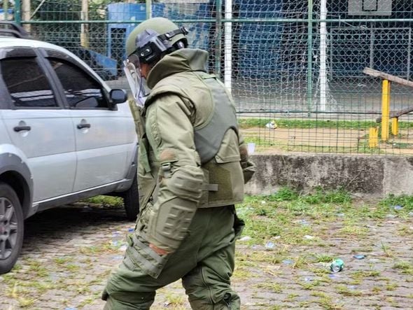 Imagem - Granadas e explosivos usados por milícias são abandonados perto de escolas no Rio