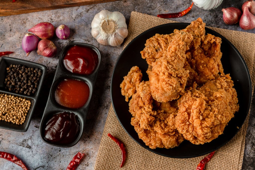Frango frito crocante (Imagem: kckate16 | Shutterstock)