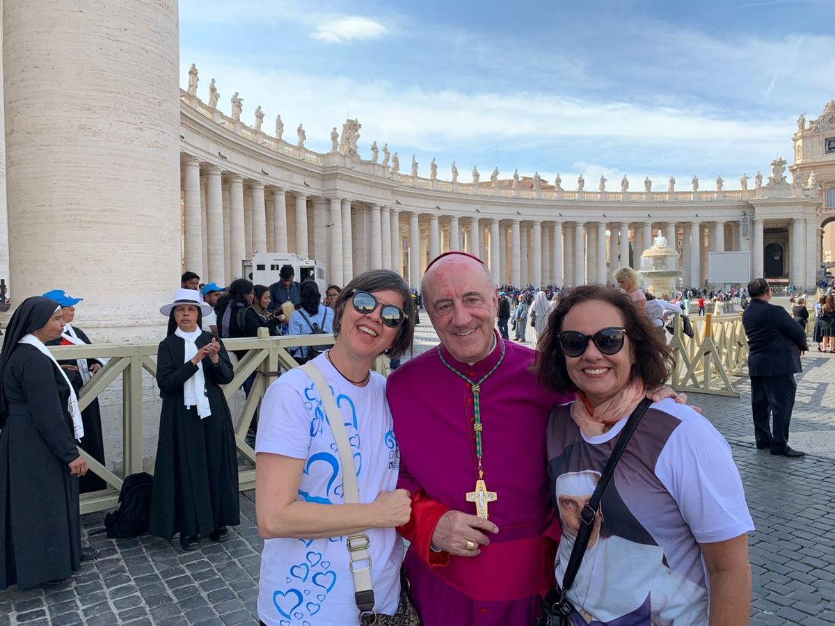 Josecy (com a blusa com a face de Dulce) esteve no Vaticano com sua amiga Manuela