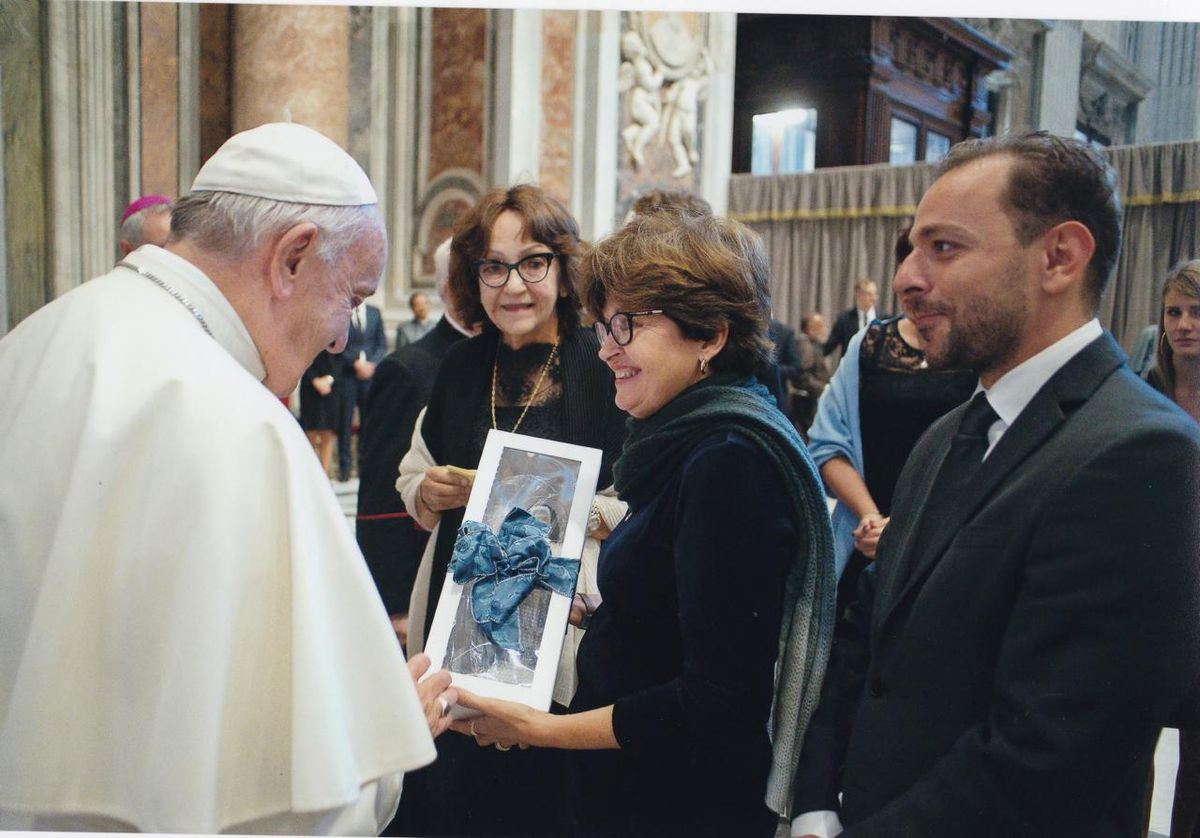 Papa recebeu, no dia da canonização de Dulce, imagem das mãos de Maria Rita e Ana Maria (irmã de Dulce) ; Paolo Vilotta, postulador da causa da baiana de Salvador estava no ato