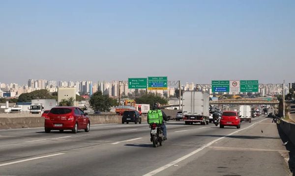 Trânsito de veículos na Rodovia Presidente Dutra