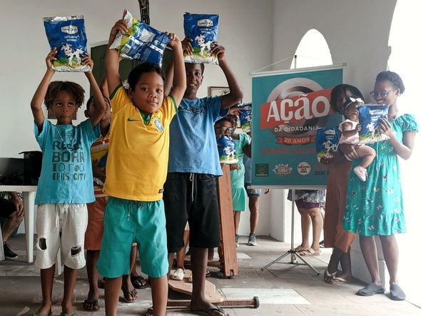 Imagem - Crianças recebem leite em pó e brinquedos em pré-lançamento do Natal Sem Fome