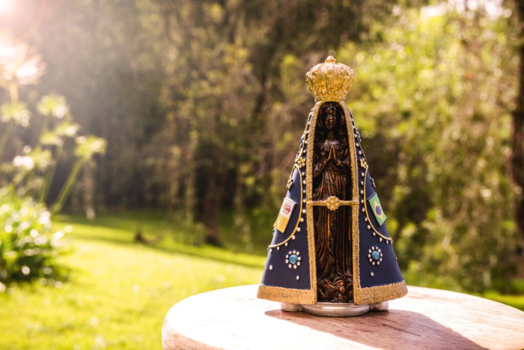 Nossa Senhora Aparecida opera milagres   por Imagem: RHJPhtotos | Shutterstock