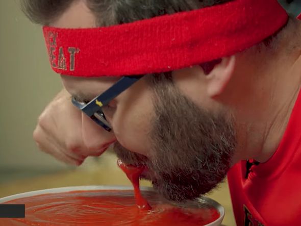 Imagem - Youtuber engole 1,12 kg de molho de pimenta em três minutos por recorde no 'Guinness'; veja vídeo