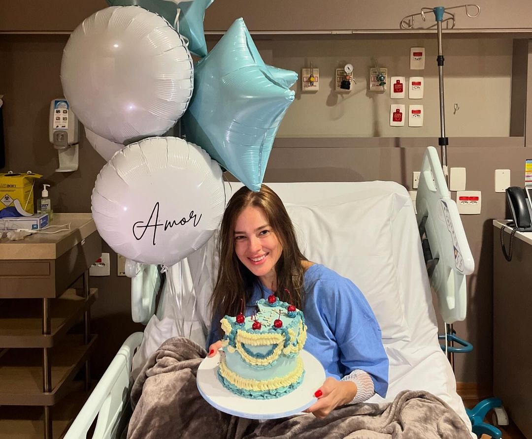 Vera Viel comemora aniversário em hospital por Reprodução/Instagram