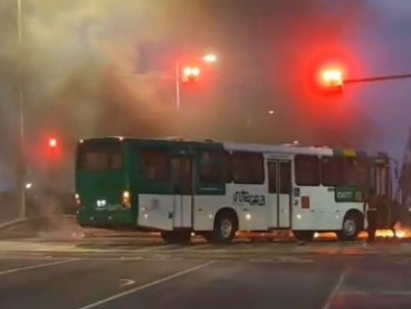 Imagem - Ônibus é incendiado e congestiona trânsito na Avenida Paralela