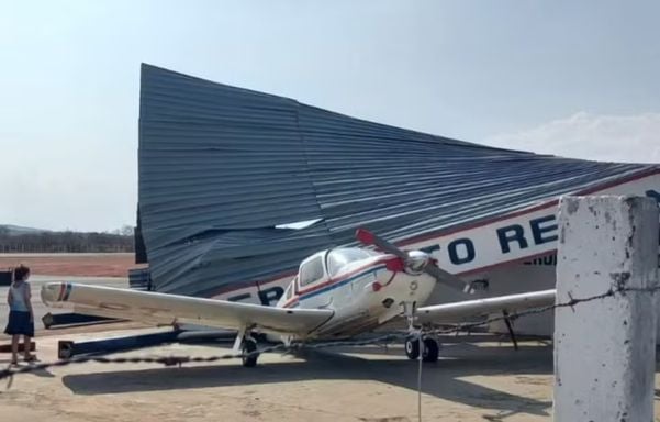 Avião foi atingido por telhado