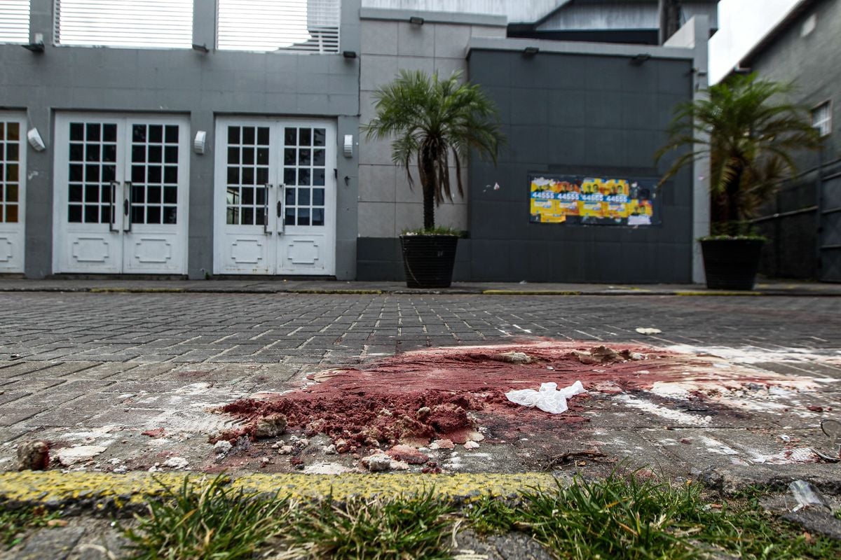 Manchas de sangue ainda estão na porta de espaço de eventos na Ribeira