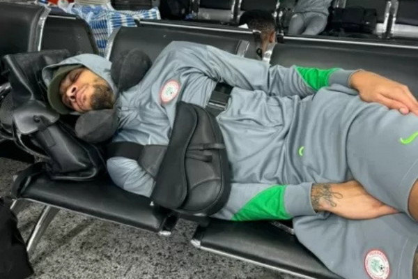 Troost-Ekong, zagueiro da Nigéria, compartilha foto em aeroporto na Líbia